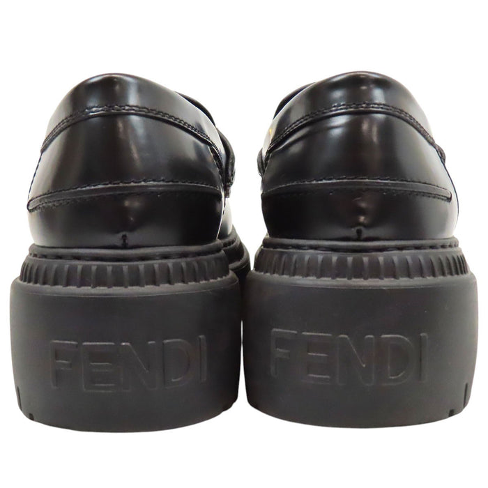 FENDI
Mocassini grafici in pelle con logo e metallo color oro