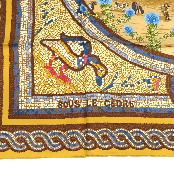 HERMÈS  
Écharpe grande taille en soie  
Carré 90 SOUS LE CÈDRE Sous le cèdre de l'Himalaya