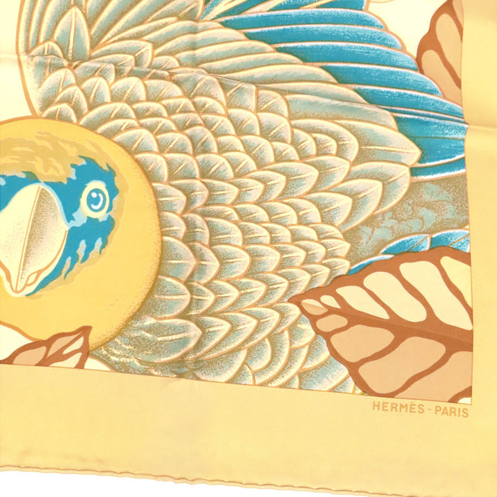 HERMÈS  
Écharpe grande taille en soie oiseaux  
Carré 90 Les Perroquets détail perroquet
