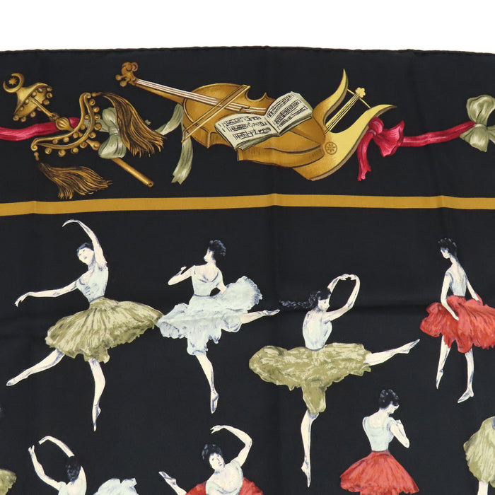 HERMÈS  
Foulard carré en soie grande taille Ballerine  
Carré 90 LA DANCE La Danse Écharpe