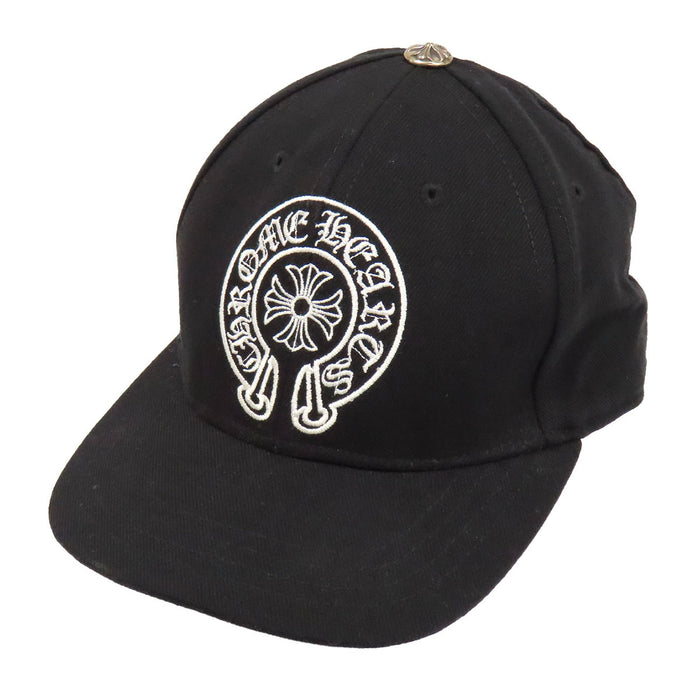 CHROME HEARTS  
CH croce a sfera in lana  
Cappellino da baseball con ricamo a ferro di cavallo