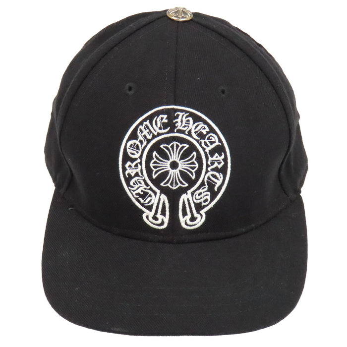 CHROME HEARTS  
CH croce a sfera in lana  
Cappellino da baseball con ricamo a ferro di cavallo