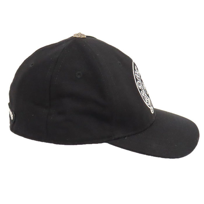 CHROME HEARTS  
CH croce a sfera in lana  
Cappellino da baseball con ricamo a ferro di cavallo