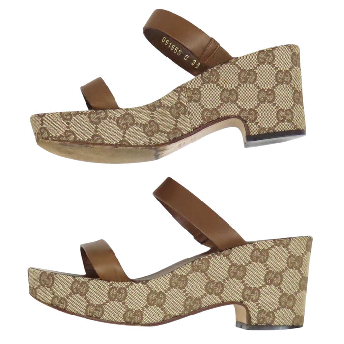 GUCCI  
Sandales plateforme en toile GG à motif intégral en cuir
