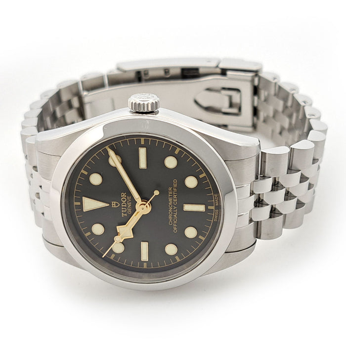 TUDOR 
Black Bay 
Avec boîte et garantie
