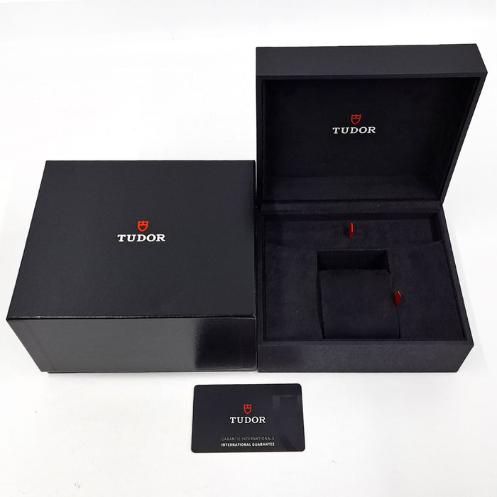 TUDOR 
Black Bay 
Avec boîte et garantie