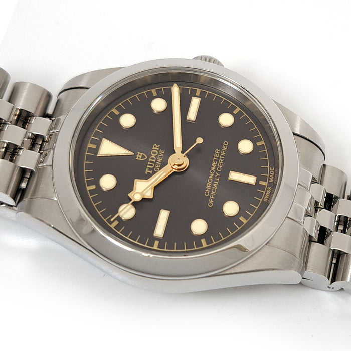 TUDOR
Black Bay
Box and guarantee card included
