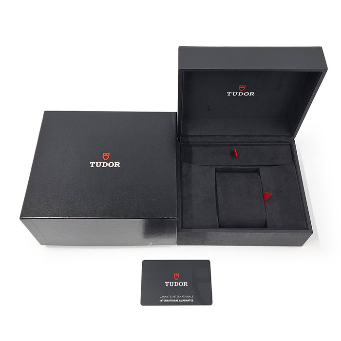 TUDOR 
Black Bay Ceramic 
Avec boîte et papiers