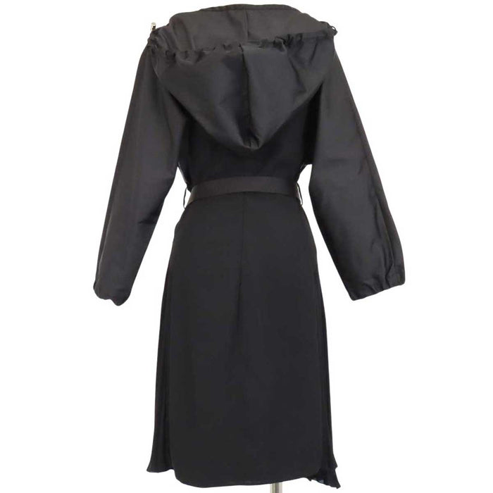 PRADA  
Abito con cintura, cappuccio a pieghe, scollo a V, in poliestere RE-NYLON  
Abito con cintura e logo