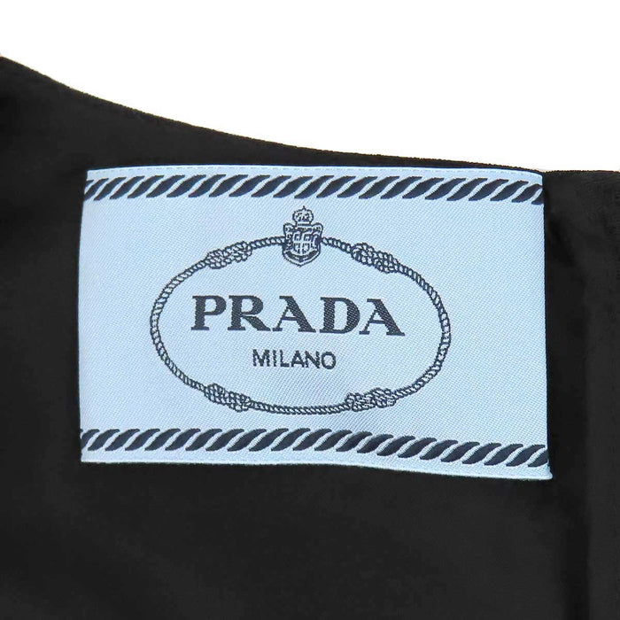 PRADA 
プリーツ ベルト フード Vネック ポリエステル RE-NYLON 
ロゴ ベルト ワンピース