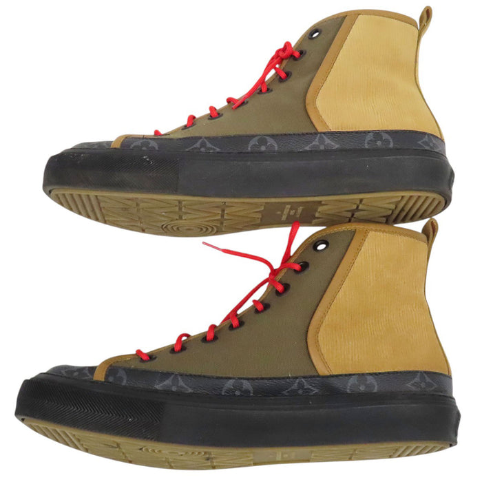 LOUIS VUITTON  
Baskets montantes en cuir et toile avec logo LV  
Monogramme Éclipse