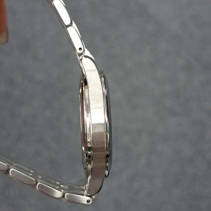 【WHOLESALES】
OMEGA 
251131 
箱(外箱・内箱劣化あり　内箱に油性ペンでのメモ書きあり)　ギャランティ