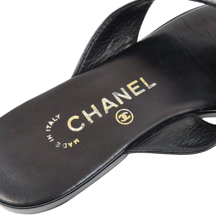 CHANEL 
COCO CC ロゴ レザー ゴールドカラーメタル 
ココマーク ターンロック モチーフ サンダル