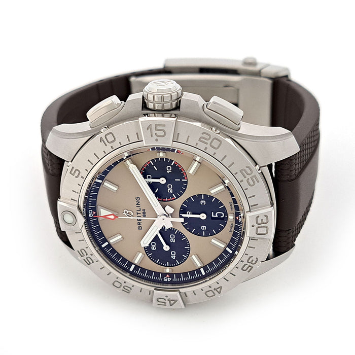 BREITLING 
Avenger B01 Chronographe 44 
avec boîte et papiers