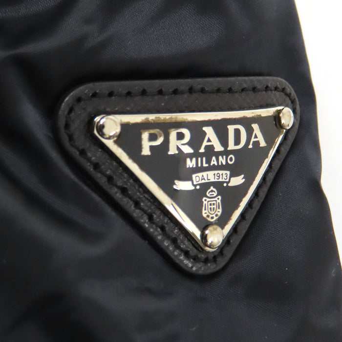 PRADA 
ナイロン ノーカラー 
トライアングルロゴ ノーカラー ダウン ジャケット