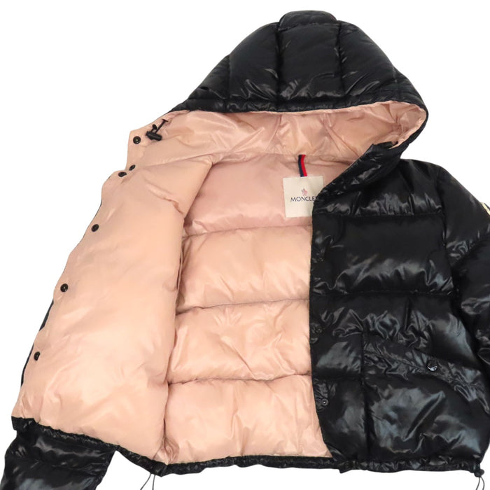 MONCLER 
Appliqué Nylon Hooded Short 
BARDANETTE Down Jacket
