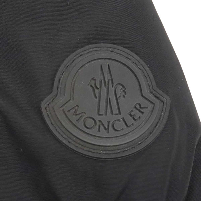 MONCLER 
ワッペン ロゴ ナイロン 
MONTCLA モンクラー ダウンジャケット