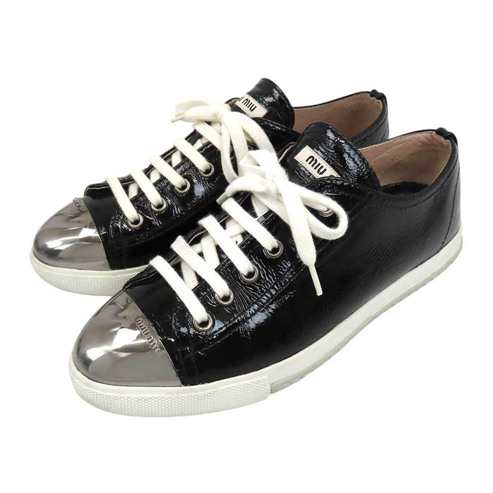 MIUMIU 
ロゴ エナメル ローカット レースアップ 
メタリック トゥ パテント スニーカー