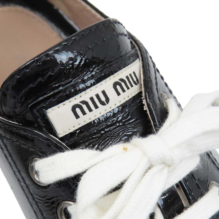MIUMIU 
ロゴ エナメル ローカット レースアップ 
メタリック トゥ パテント スニーカー