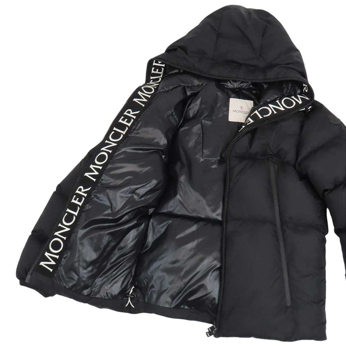 MONCLER 
ワッペン ロゴ ナイロン 
MONTCLA モンクラ ダウンジャケット