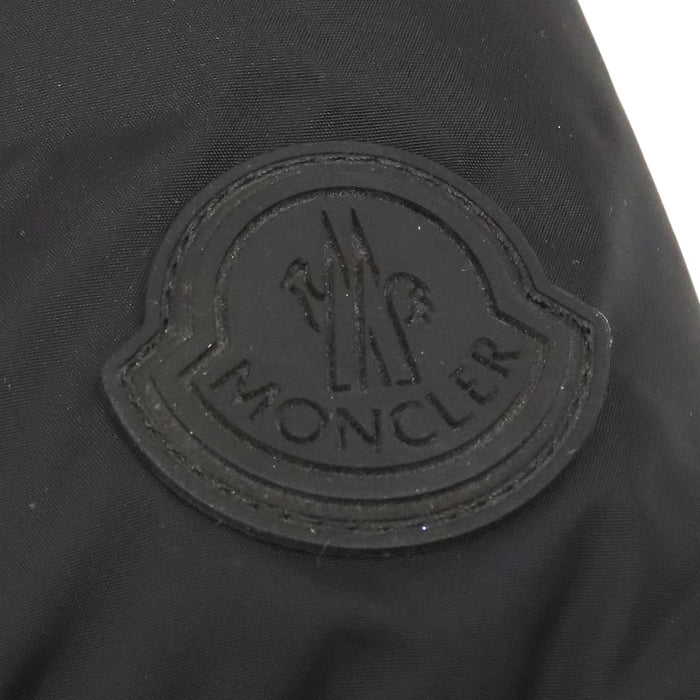 MONCLER 
ワッペン ロゴ ナイロン 
MONTCLA モンクラ ダウンジャケット