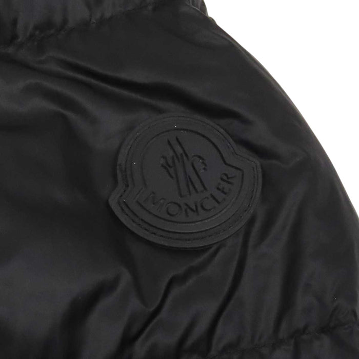 MONCLER 
ライトダウン ワッペン ナイロン 
PEYRE ペイレ ダウンジャケット