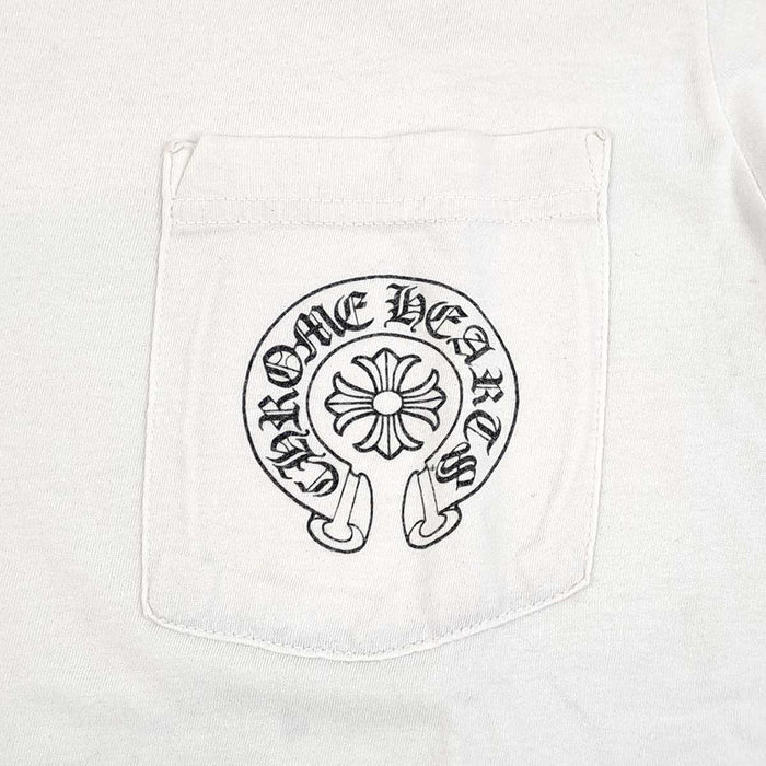 CHROME HEARTS 
CH コットン クルーネック スクロールラベル 
バックグラデーション サークルロゴ プリント Tシャツ