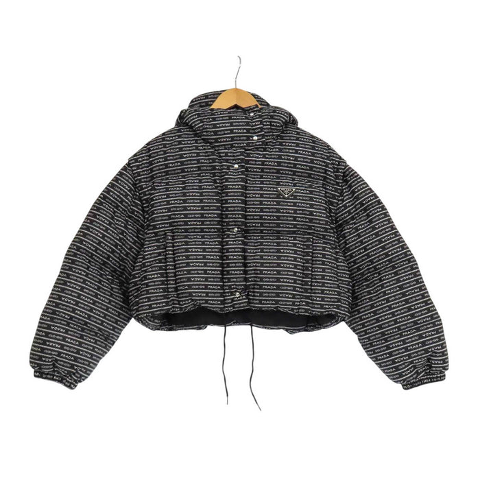 PRADA 
トライアングルロゴ 総柄 フード リナイロン 
Re-Nylon クロップド コンバーチブル ダウンジャケット