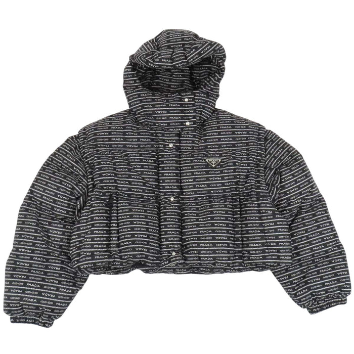 PRADA 
トライアングルロゴ 総柄 フード リナイロン 
Re-Nylon クロップド コンバーチブル ダウンジャケット