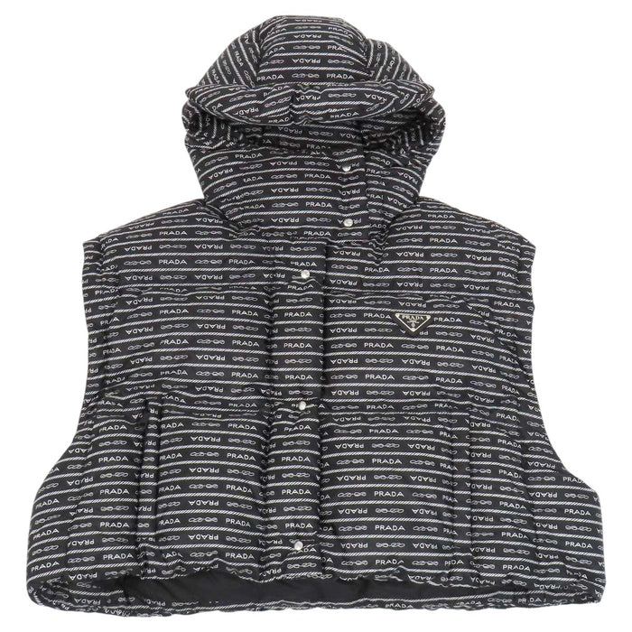 PRADA 
トライアングルロゴ 総柄 フード リナイロン 
Re-Nylon クロップド コンバーチブル ダウンジャケット