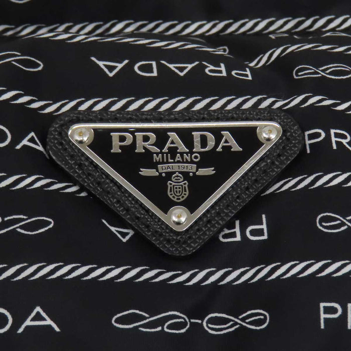 PRADA 
トライアングルロゴ 総柄 フード リナイロン 
Re-Nylon クロップド コンバーチブル ダウンジャケット