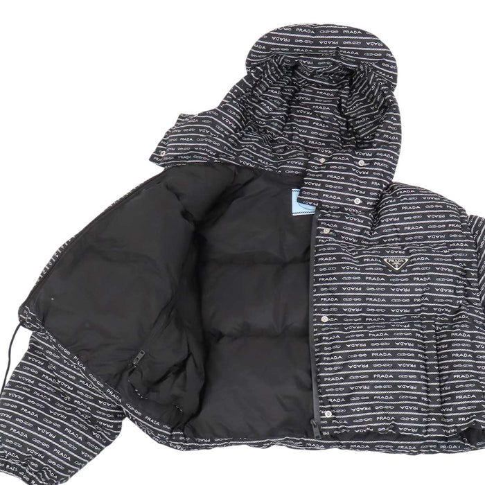 PRADA 
トライアングルロゴ 総柄 フード リナイロン 
Re-Nylon クロップド コンバーチブル ダウンジャケット