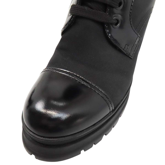 PRADA 
三角ロゴ レザー ヒール Re-Nylon 
トライアングル レースアップ ショートブーツ