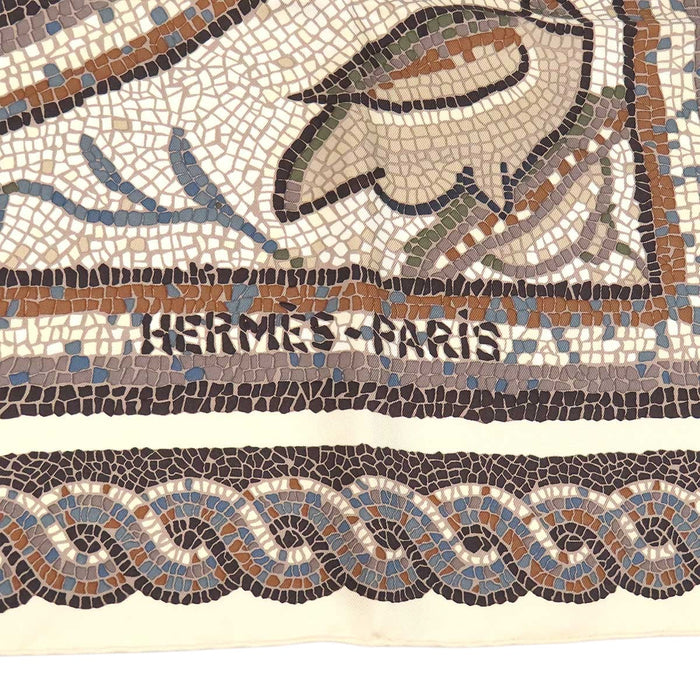 HERMES 
シルク 大判 
カレ 90 SOUS LE CEDRE ヒマラヤ杉の下で スカーフ