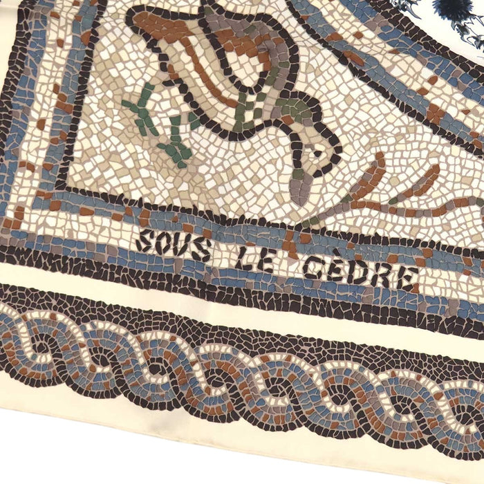 HERMES 
シルク 大判 
カレ 90 SOUS LE CEDRE ヒマラヤ杉の下で スカーフ