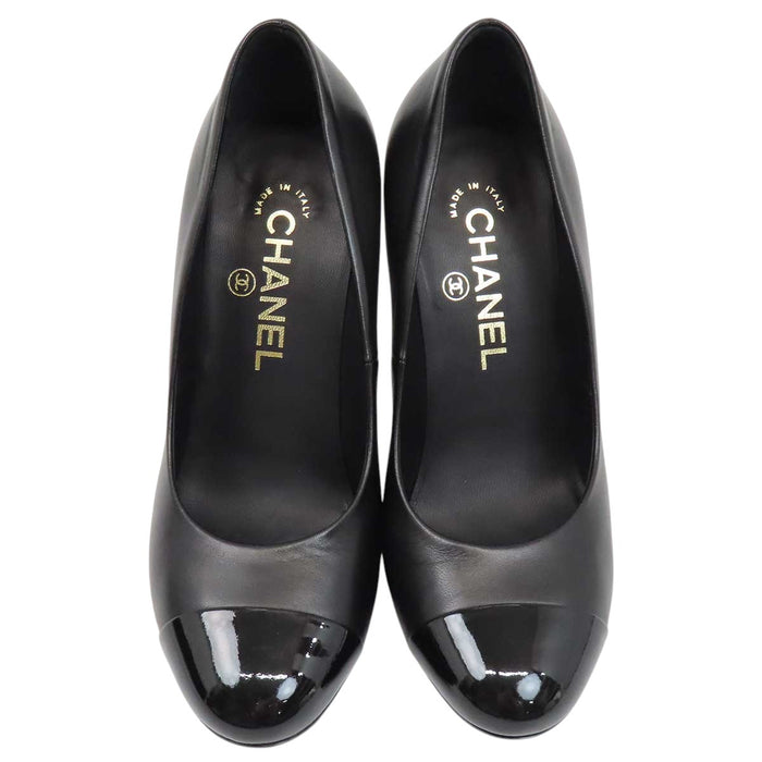 CHANEL 
COCO CC ロゴ パテント レザー ラウンドトゥ 
ココマーク コスチュームパール パンプス