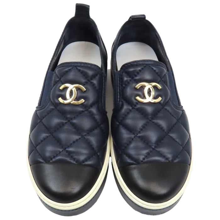 CHANEL 
COCO CC ロゴ ゴールドカラーメタル バイカラー 
ココマーク マトラッセ レザー スリッポン