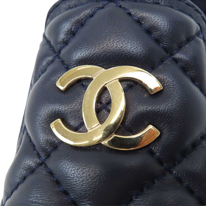 CHANEL 
COCO CC ロゴ ゴールドカラーメタル バイカラー 
ココマーク マトラッセ レザー スリッポン