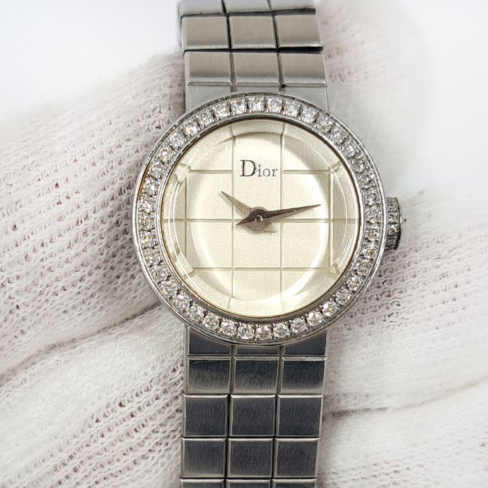 Dior 
La D de Dior, lunette sertie de diamants