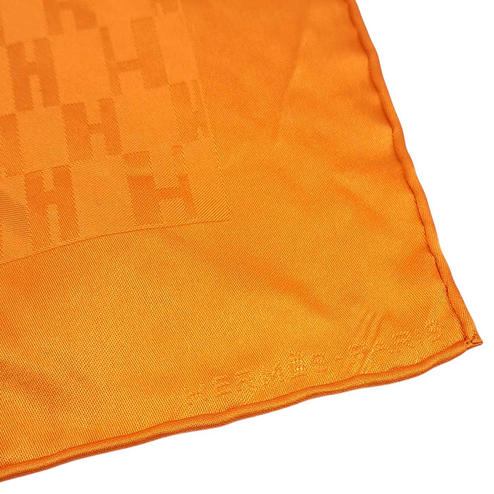 HERMES 
Logo ash silk petit carré 
Carré 45 H-pattern scarf