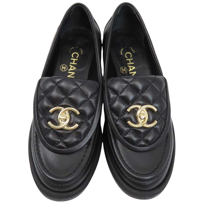 CHANEL 
COCO CC ロゴ レザー ゴールドカラーメタル 22A 
ココマーク ターンロック マトラッセ ローファー