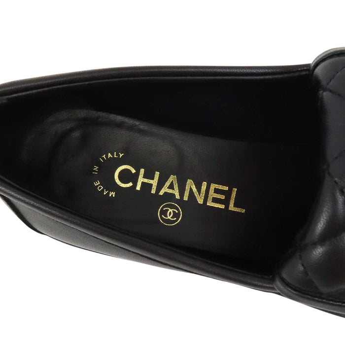 CHANEL 
COCO CC ロゴ レザー ゴールドカラーメタル 22A 
ココマーク ターンロック マトラッセ ローファー