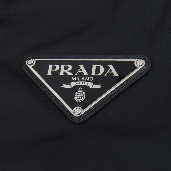 PRADA 
デカトライアングルロゴ ビッグ メタルプレート フーテッド 
RE-NYLON トライアングルロゴ ロングジャケット