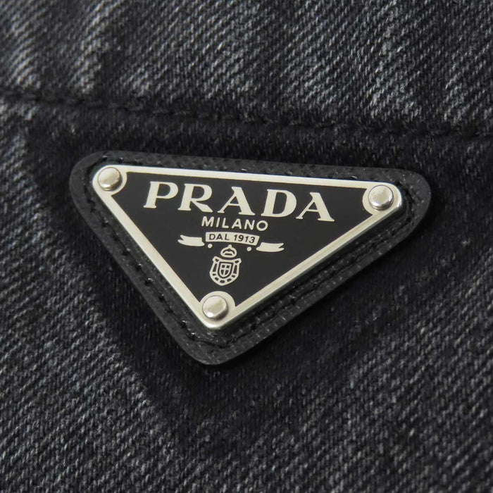 PRADA 
エナメルメタルプレート 
トライアングルロゴ 半袖 デニムシャツ