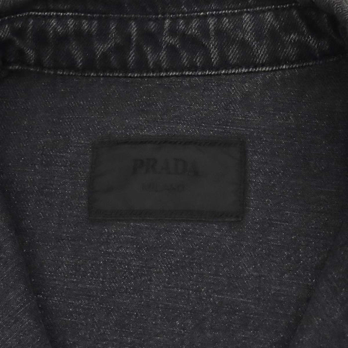 PRADA 
エナメルメタルプレート 
トライアングルロゴ 半袖 デニムシャツ