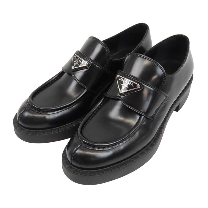 PRADA 
トライアングルロゴ 三角プレート 
チョコレート ブラッシュド レザー ローファー