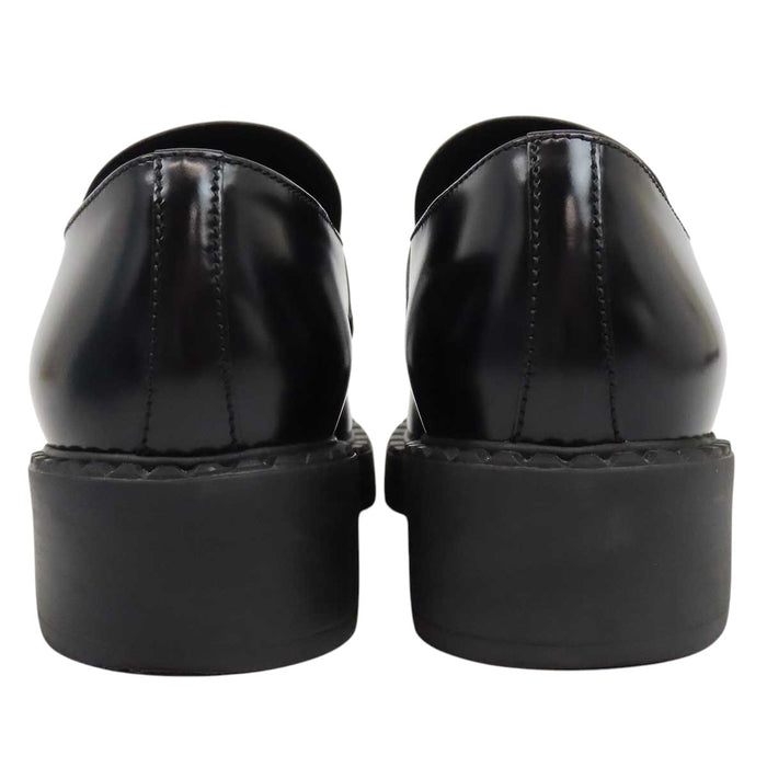 PRADA 
トライアングルロゴ 三角プレート 
チョコレート ブラッシュド レザー ローファー