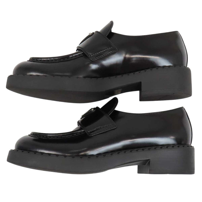 PRADA 
トライアングルロゴ 三角プレート 
チョコレート ブラッシュド レザー ローファー