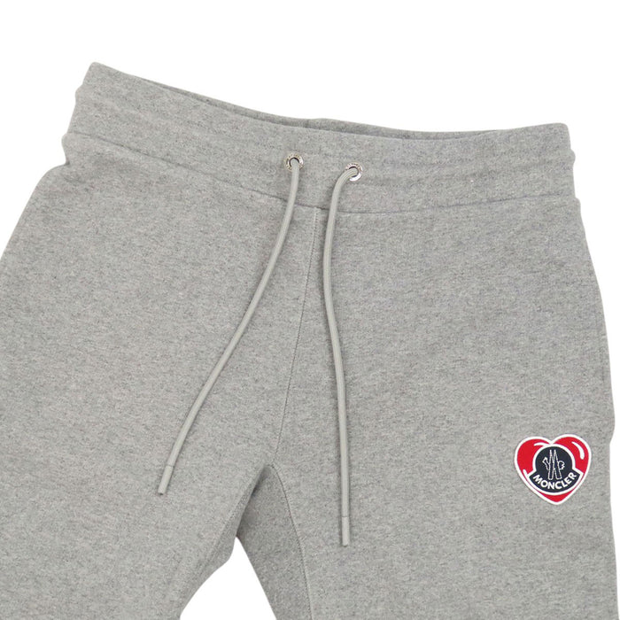 MONCLER 
Fabriqué en 2024, pantalon de jogging en coton 
avec cœur, écusson logo et logo