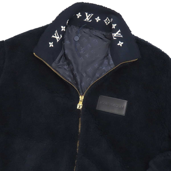 LOUIS VUITTON 
ロゴ ワッペン ジップアップ ゴールドカラー金具 ジップアップ 
モノグラム フリース ボア ブルゾン